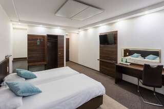 Отель Hotel Glamour Пжезмерово Улучшенный двухместный номер с 1 кроватью или 2 отдельными кроватями-2